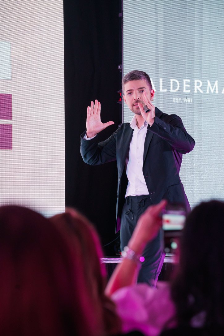 Dr. Pedro Alvarez dando una charla en un evento de Galderma